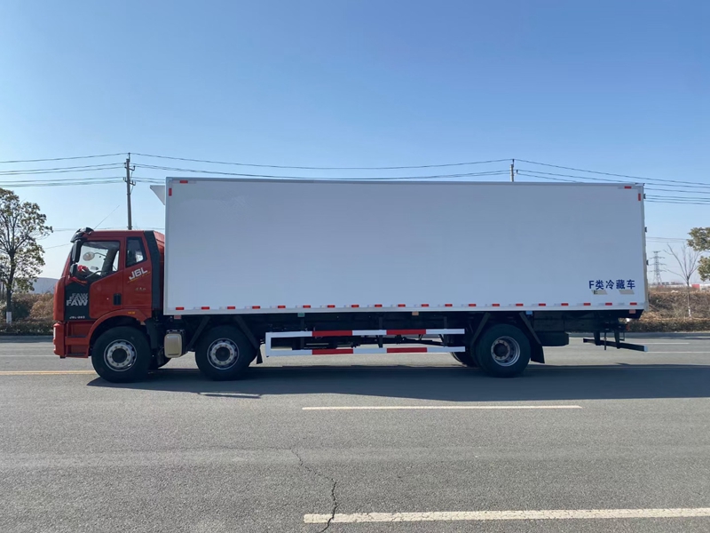 解放J6L小三轴9米6国六(天然气)冷藏车