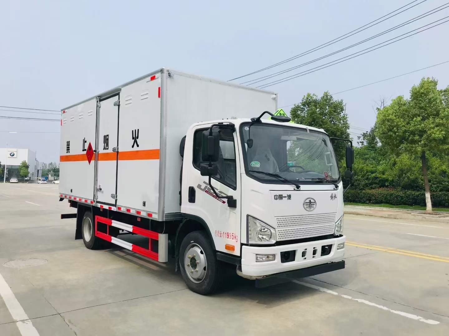 解放J6F 5米2易燃液体厢式运输车