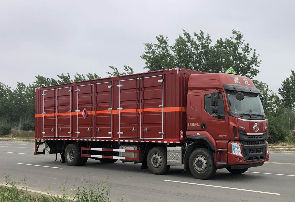 柳汽乘龙9米6易燃固体厢式运输车