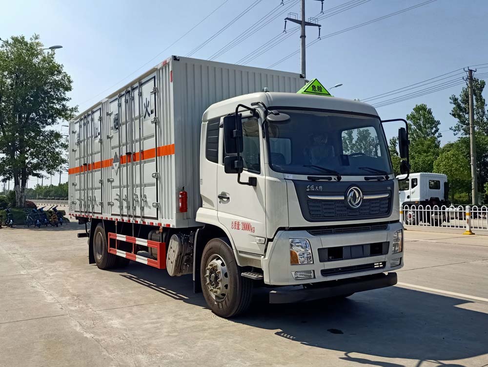 东风天锦6米8杂项危险物品厢式运输车