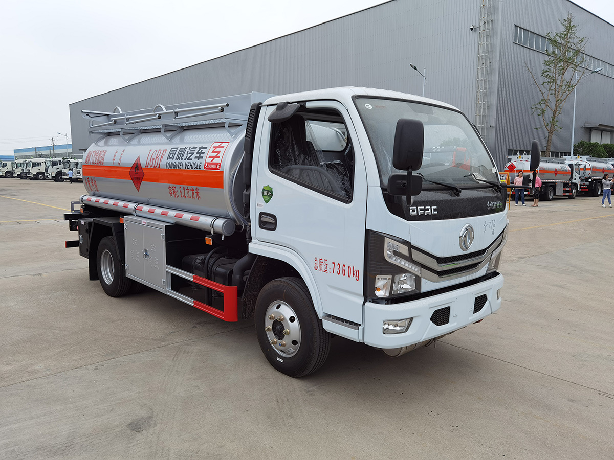 东风多利卡5吨油罐车