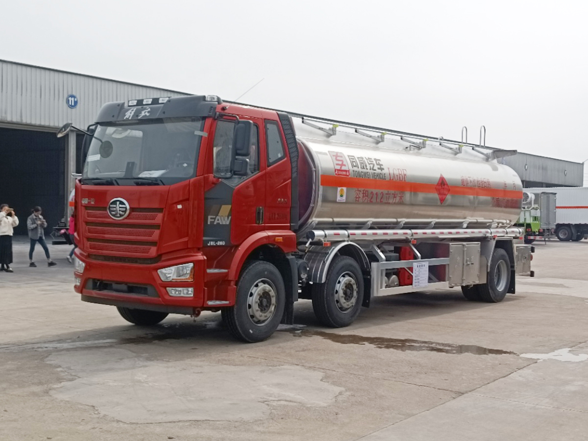 解放J6L小三轴15吨铝合金油罐车