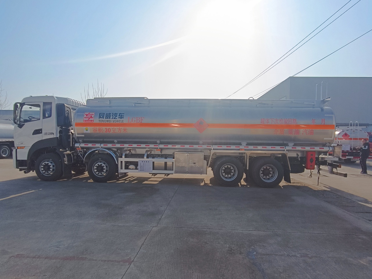 东风天龙前四后八25吨铝合金油罐车