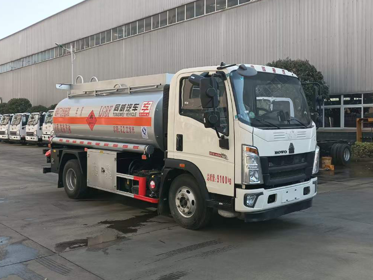 重汽豪沃5吨油罐车