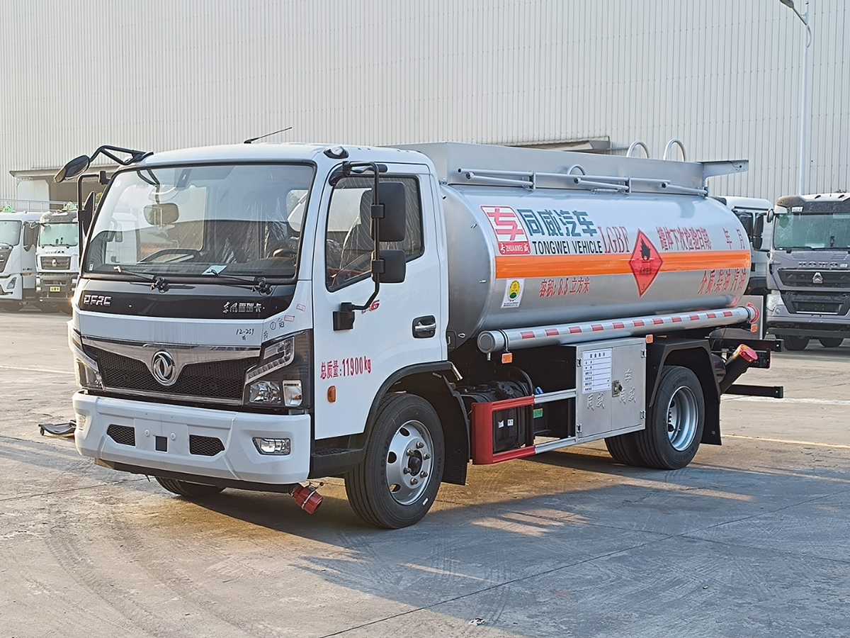 东风福瑞卡8吨油罐车