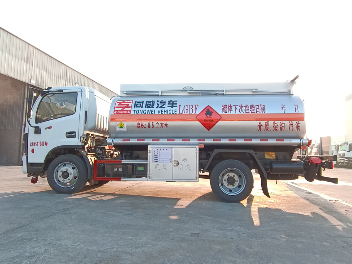 东风福瑞卡8吨油罐车