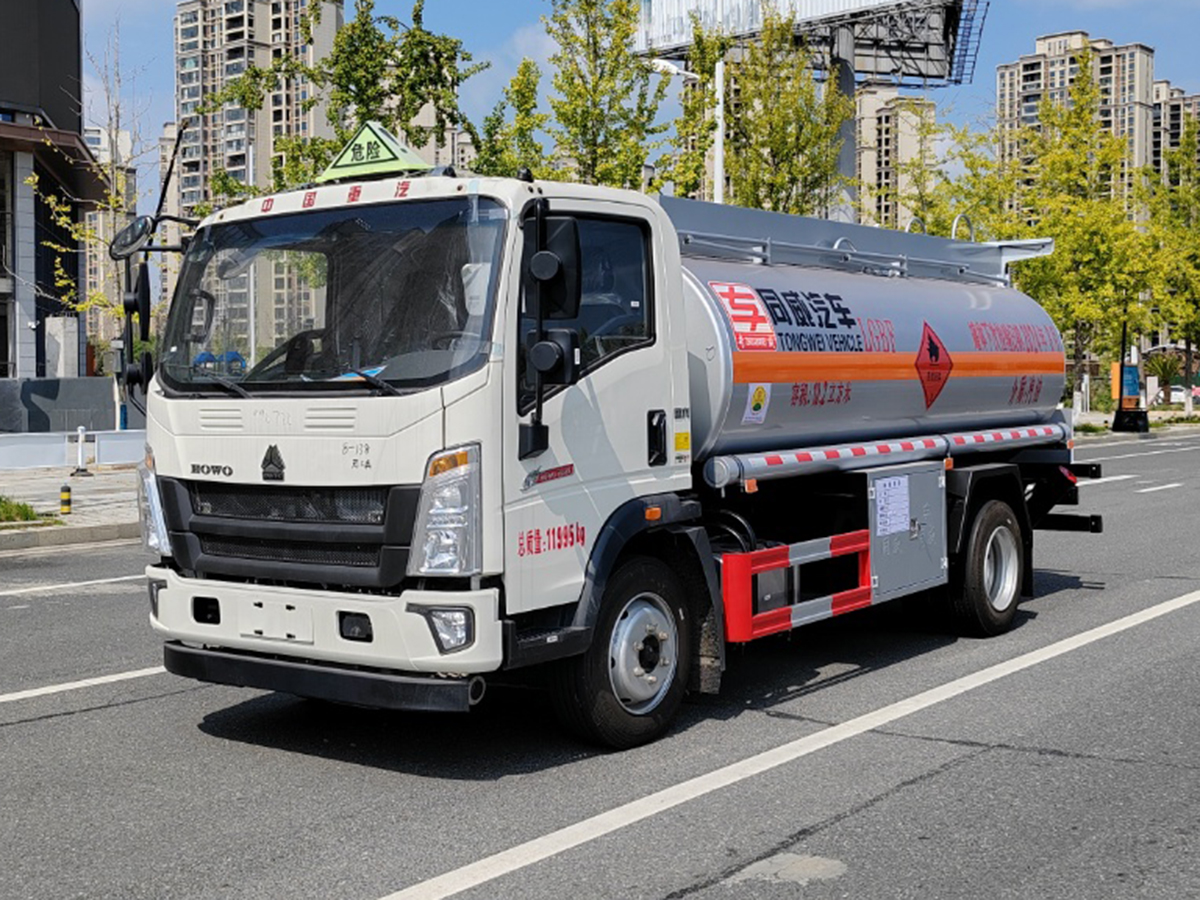 重汽豪沃8吨油罐车