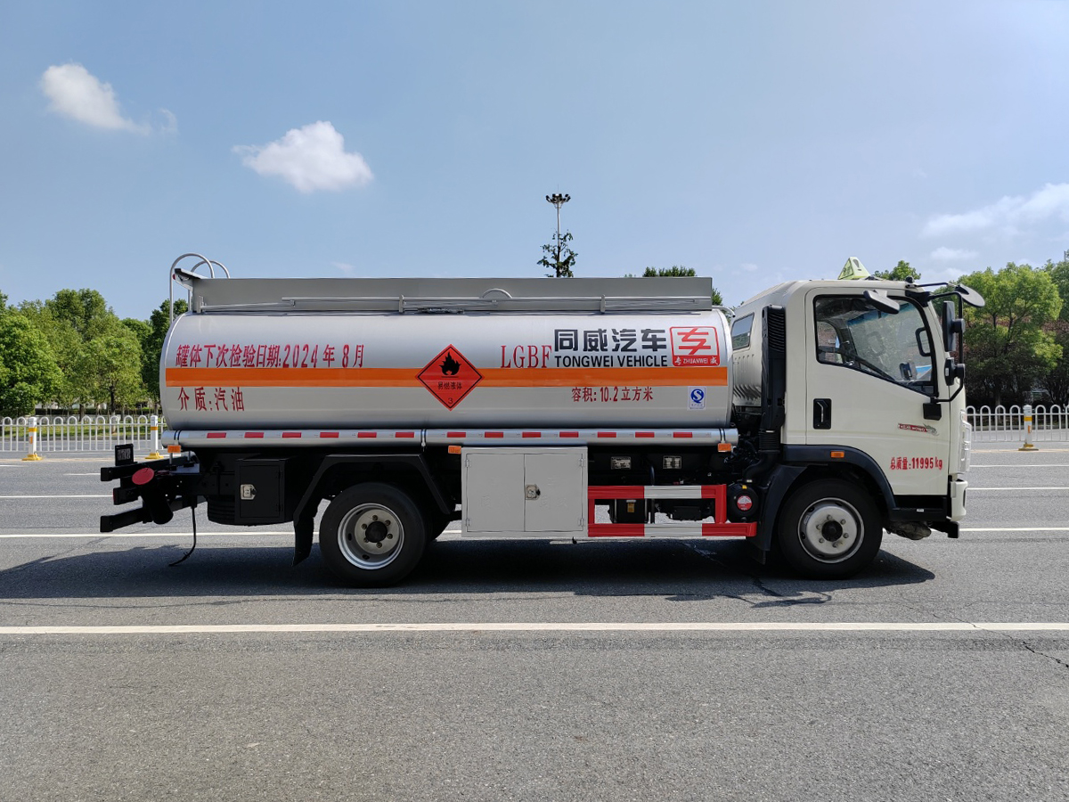 重汽豪沃8吨油罐车