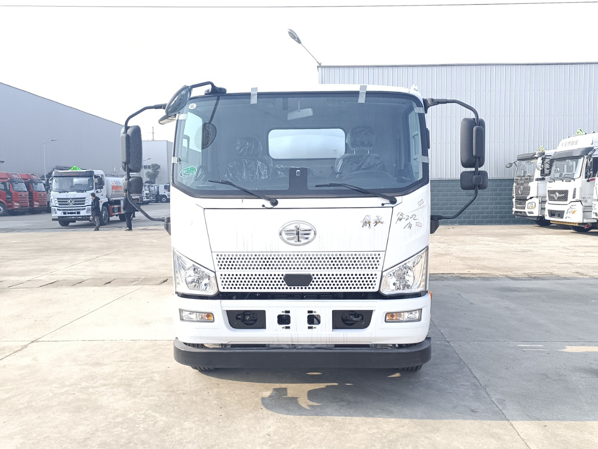 解放J6F 8吨油罐车