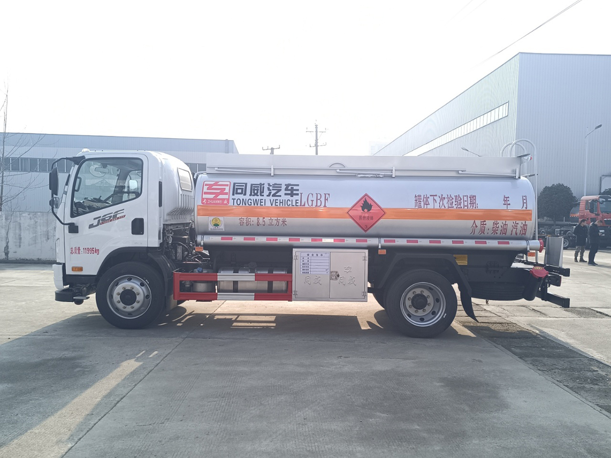 解放J6F 8吨油罐车