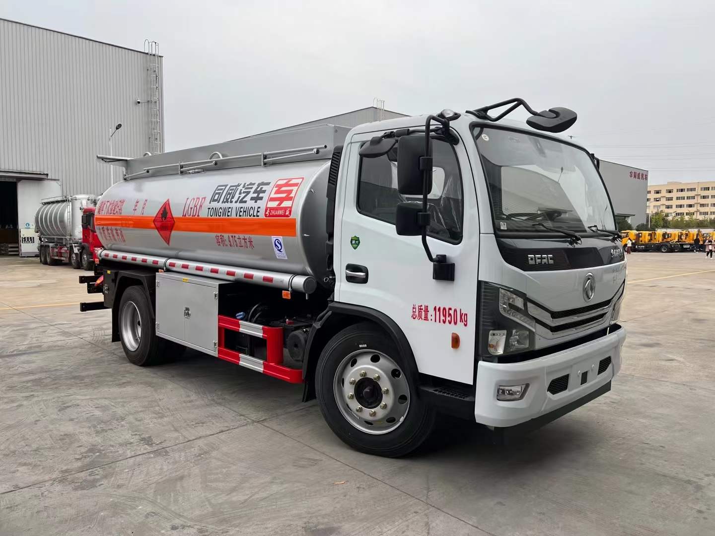 东风多利卡8吨油罐车