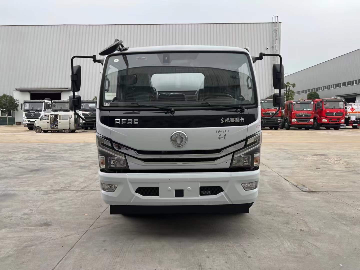 东风多利卡8吨油罐车