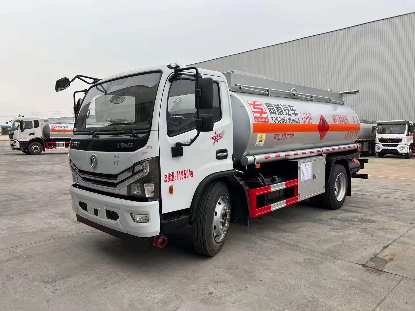 东风多利卡8吨油罐车