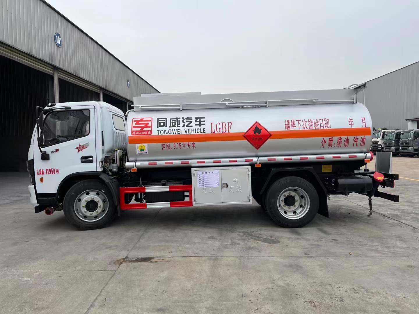 东风多利卡8吨油罐车