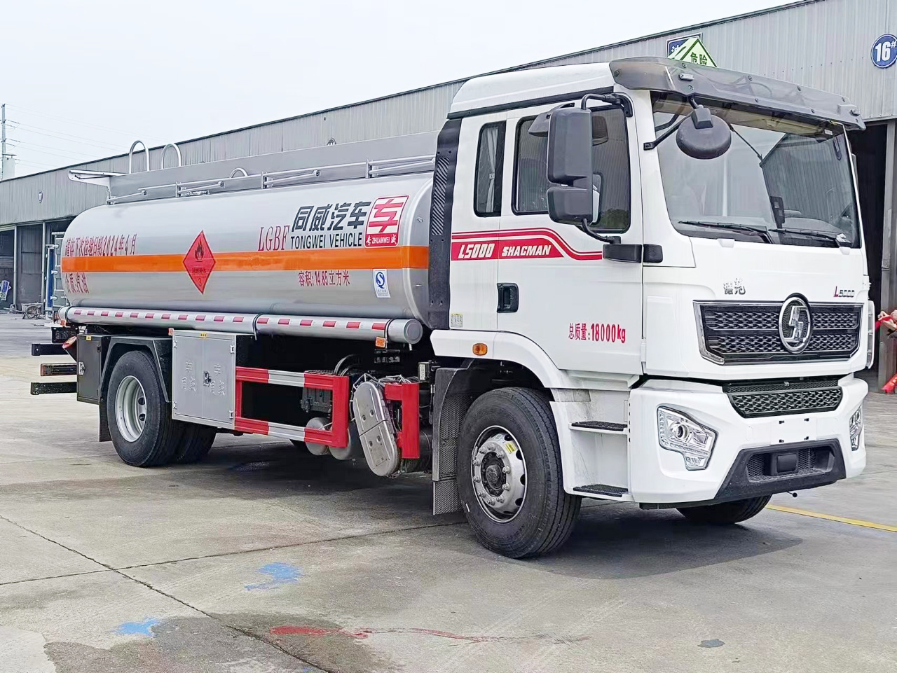 陕汽德龙12吨油罐车