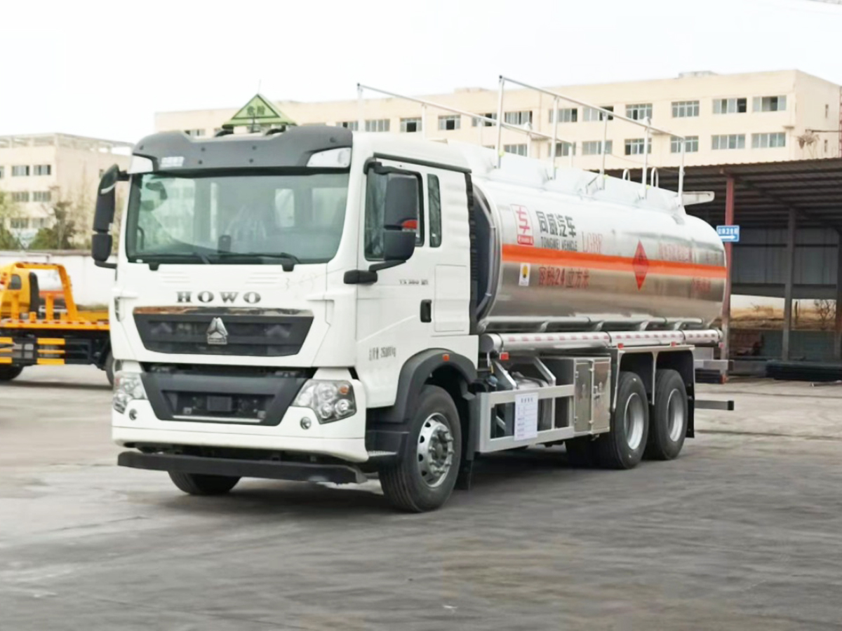 重汽豪沃后双桥16吨铝合金油罐车
