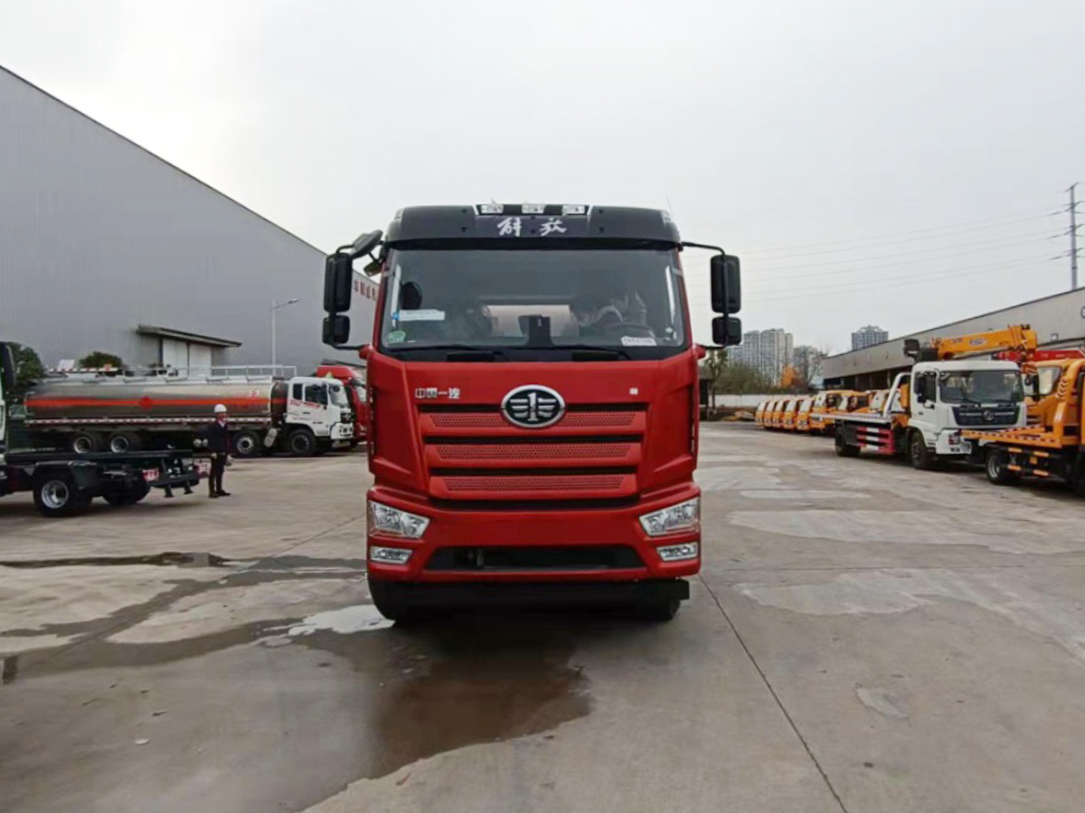 解放J6L前四后八20吨铝合金油罐车