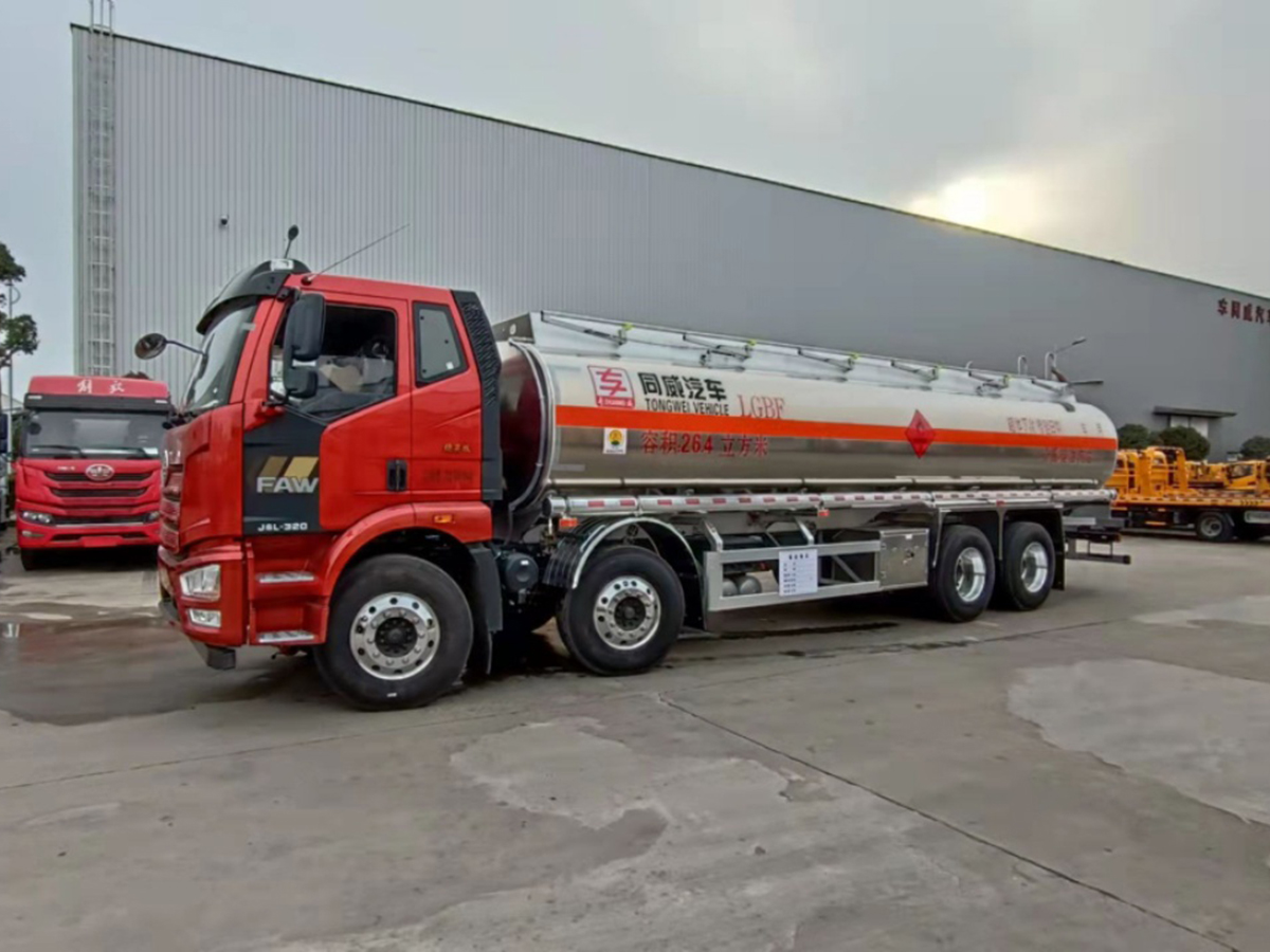 解放J6L前四后八20吨铝合金油罐车