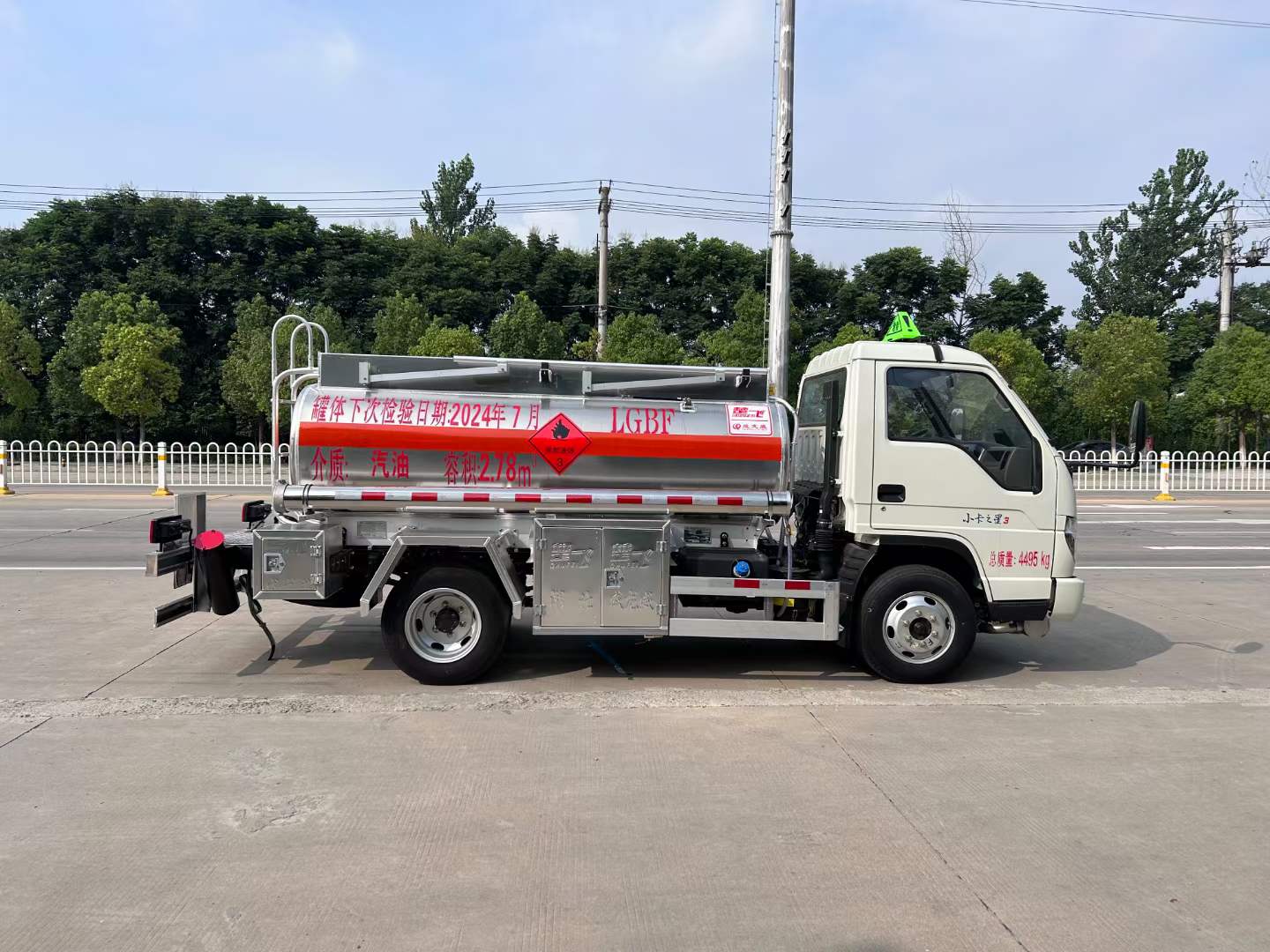 福田小卡之星2吨铝合金油罐车