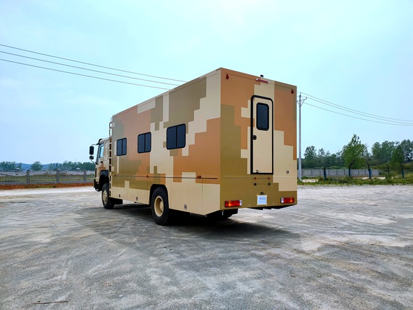 重汽豪沃四驱野战宿营车(12人)