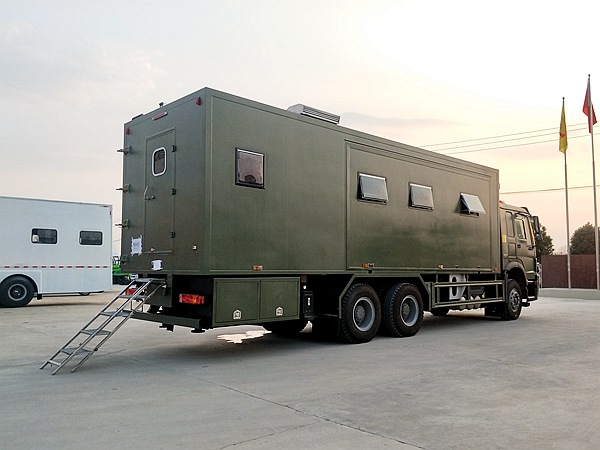 重汽豪沃后双桥野战宿营车(8-24人)