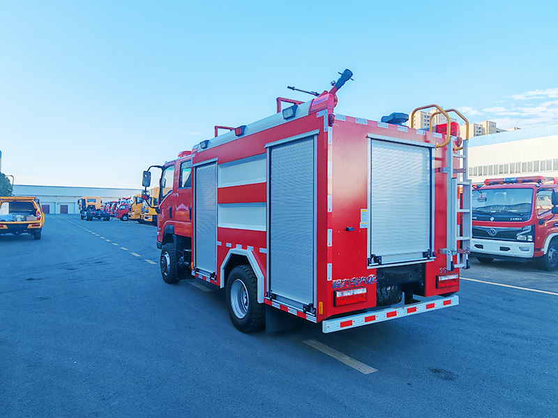 东风四驱3.5吨水罐消防车(全柴112KW)