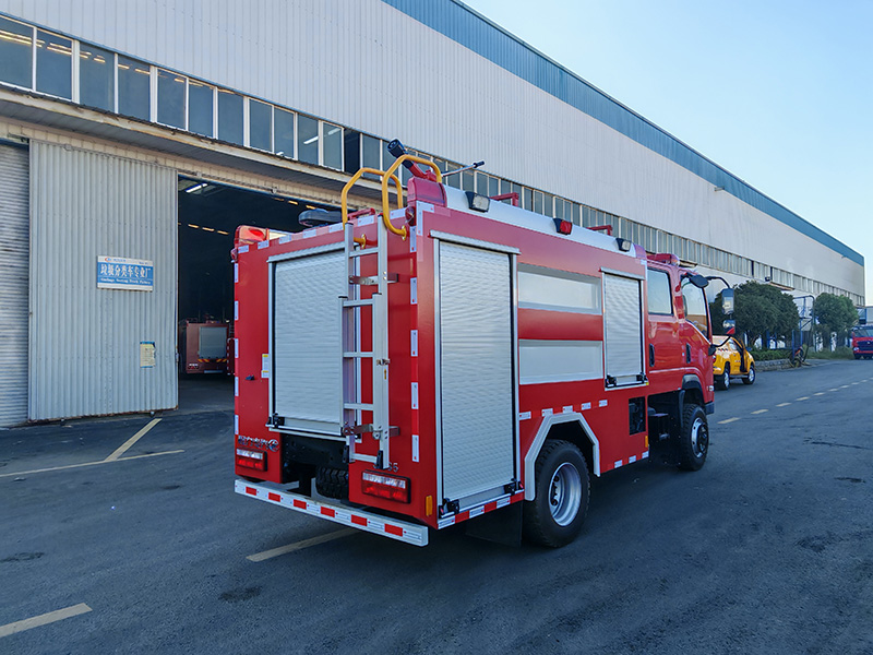 东风四驱3.5吨水罐消防车(全柴112KW)